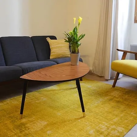 Le Chateau Apartment *